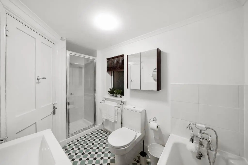 5 Bedroom House with Free Parking, Garden, Super Fast Wifi, Smart TVs with Virgin TV and Netflix by Yoko Property