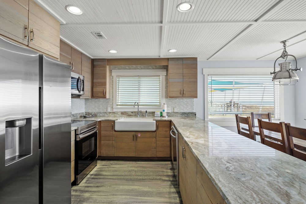 Luxury Gulf Front Property! Directly on the Beach! Sleeps 15