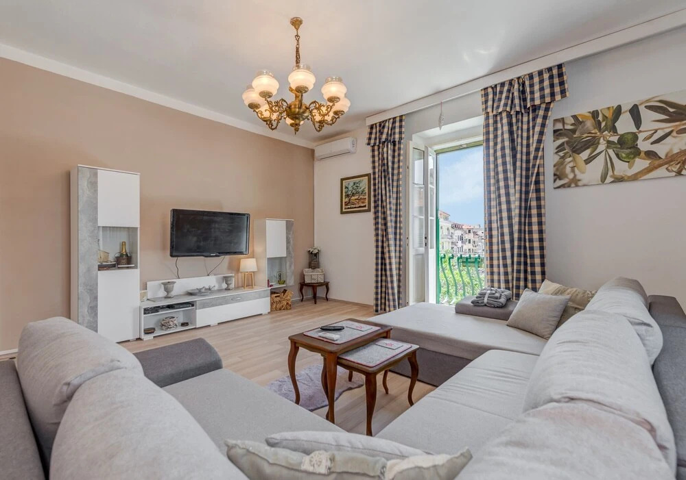 Large 100 m2 apt w Balcony in the Heart of Split