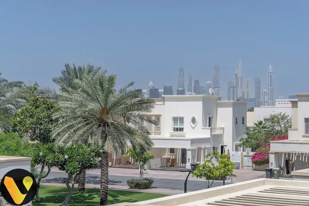 Vogue Vacation Homes, Springs Emirates Living near The Springs Souk, JBR, Marina, Mall of the Emirates, Spacious Villa with Garden and access to Lake and all Amenities in the Community