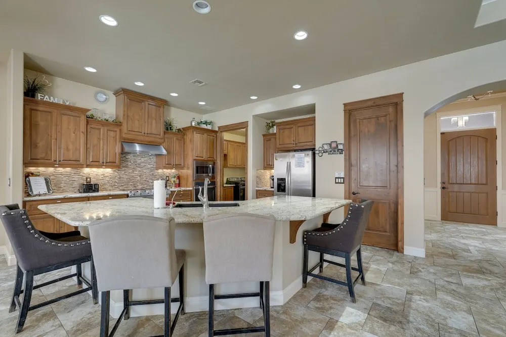 Home Theatre & Pool: Lake Havasu Retreat