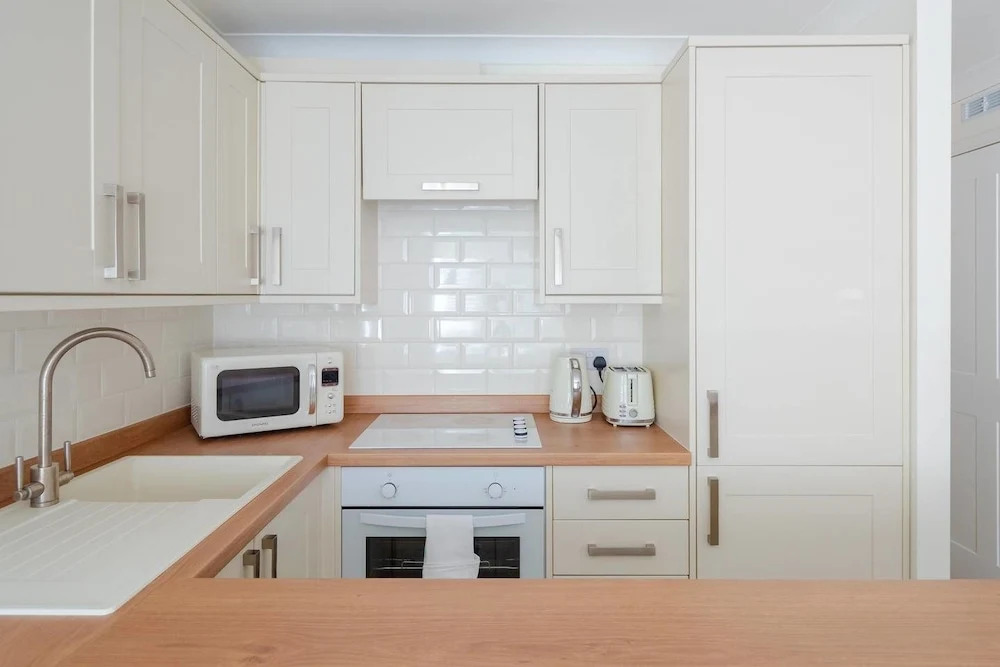 Fantastic 1BR Home - 1 Stop To Canary Wharf!