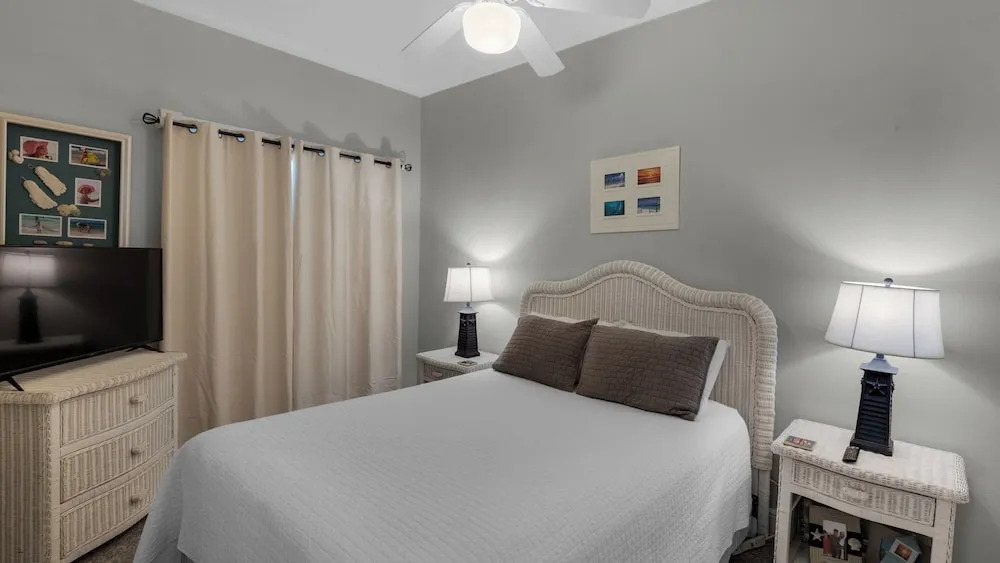 2 Minutes to Beach & Next to Pool - Free Beach Setup, Sleeps 12