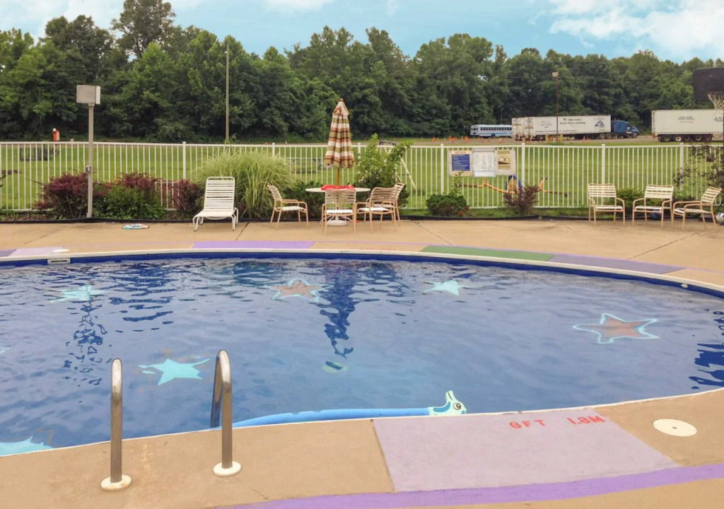 Super 6 Inn and Suites