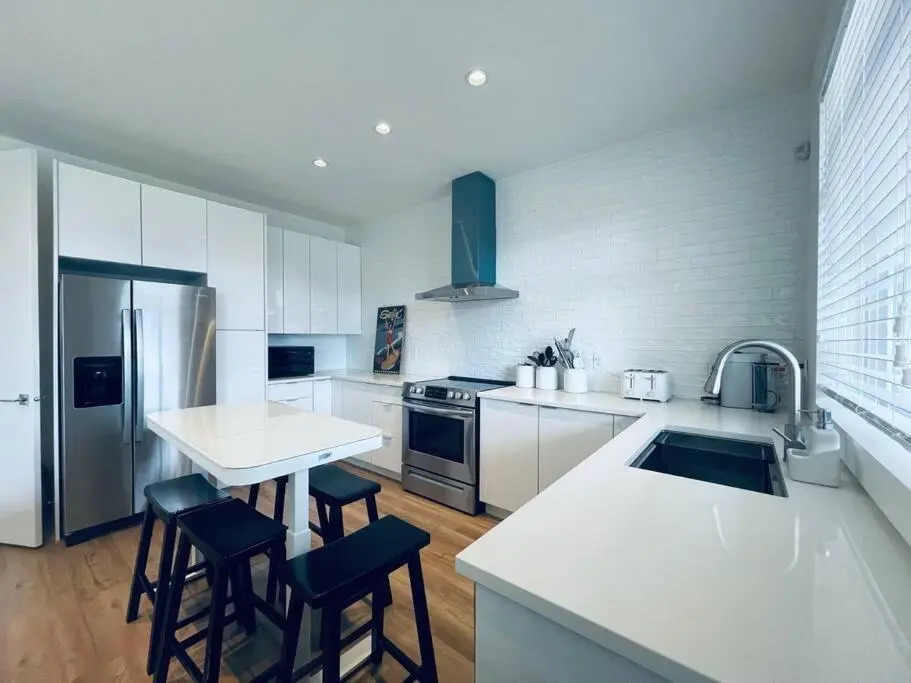 Gorgeous 3 bedroom lake house Suite!