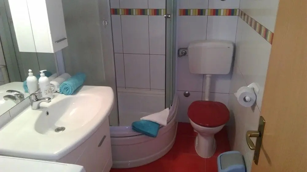 Rest - Comfortable & Close to Center - A1
