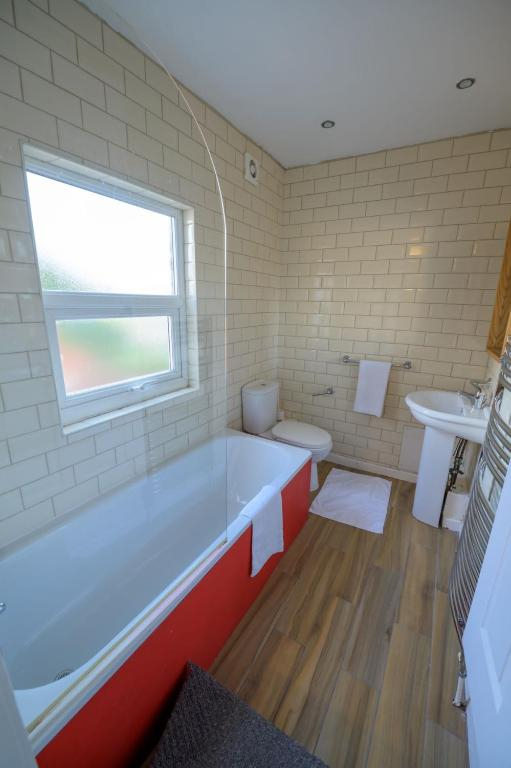 Spacious 5 Bed House, perfect for groups, great location