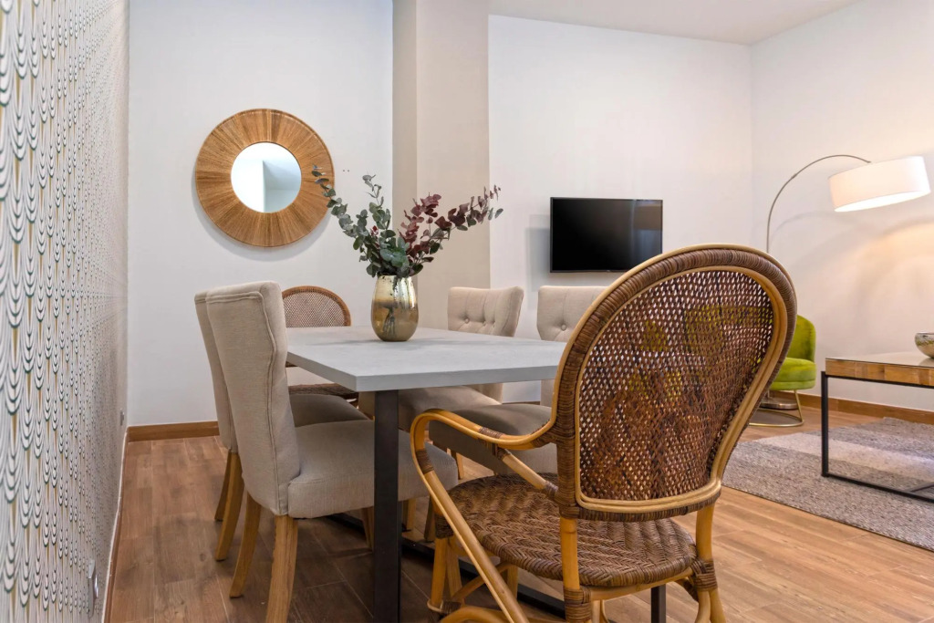 Magnificent apartment with patio in the city center. Recaredo II