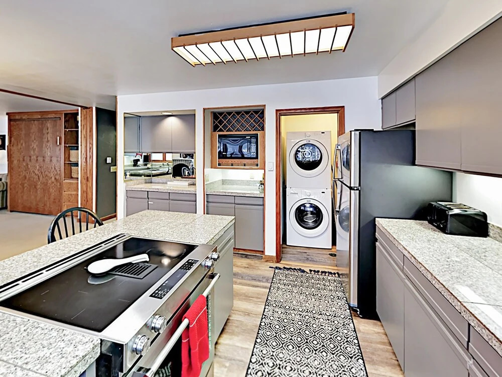 Sophisticated Ski-in/ski-out W/ Balcony & Fireplace 2 Bedroom Condo