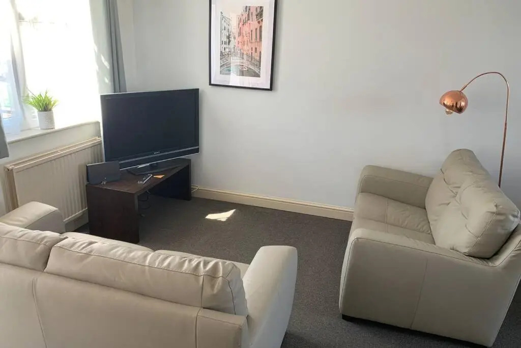 'The Rockingham' 4 double beds, Netflix TVs, WIFI, parking