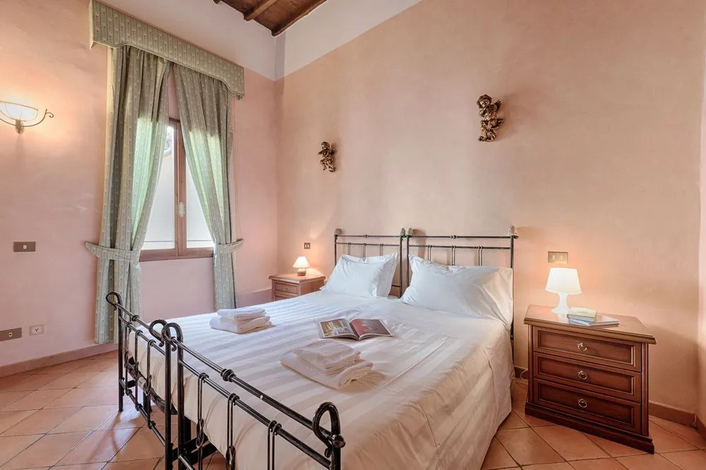 Rosa- Apartment with Terrace in Piazza Strozzi, Duomo