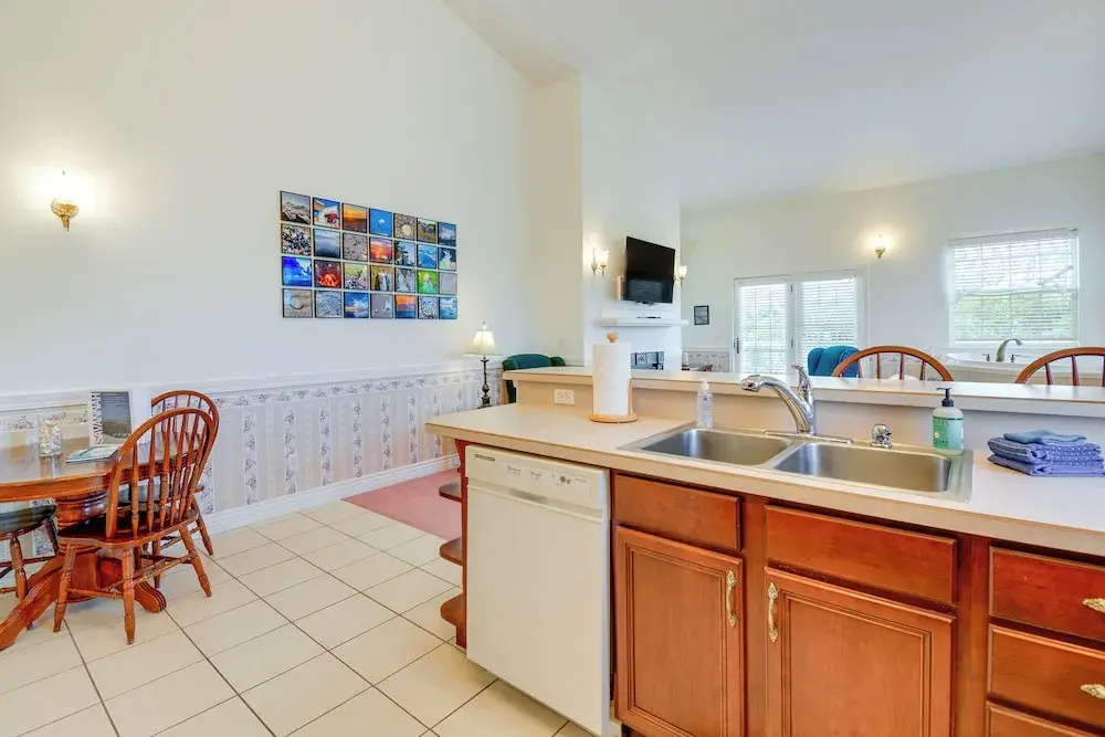 Ocean Shores Condo w/ Private Tub < 1 Mi to Beach!