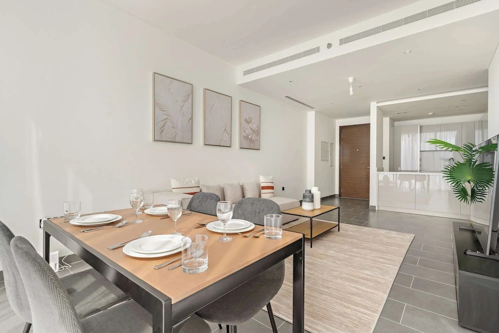 Spacious 2BR in The Crest With Pool and gym