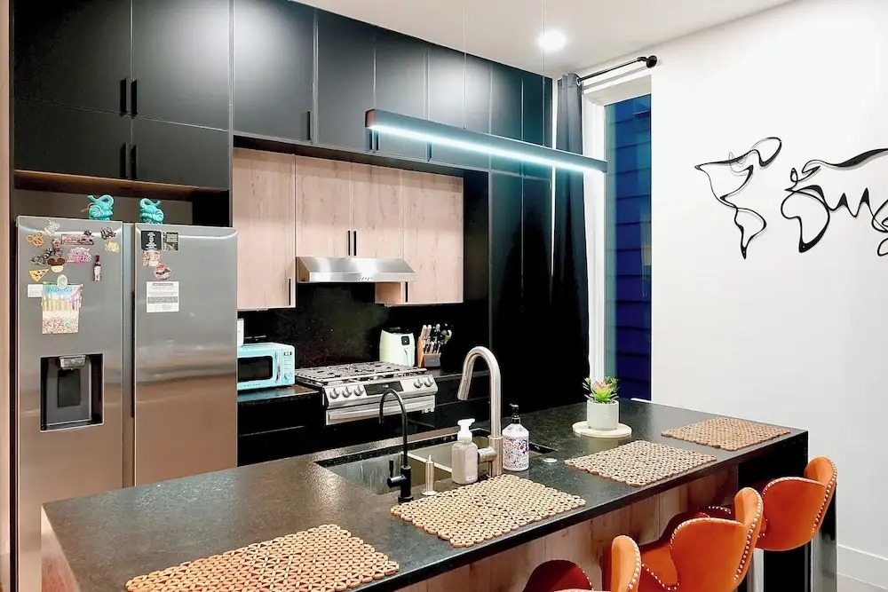 3 Mi to Dtwn: Modern Townhome w/ Yard in Houston