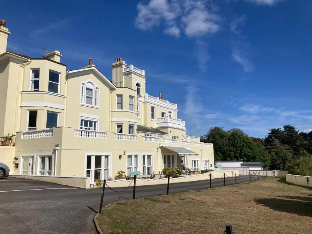 Upmarket 2 Bedroom Apartment With sea Views