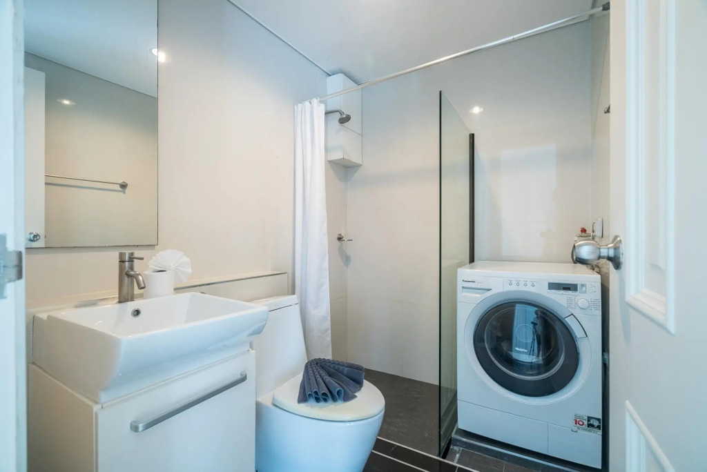 High floor 3 bdr apartment with pool and gym