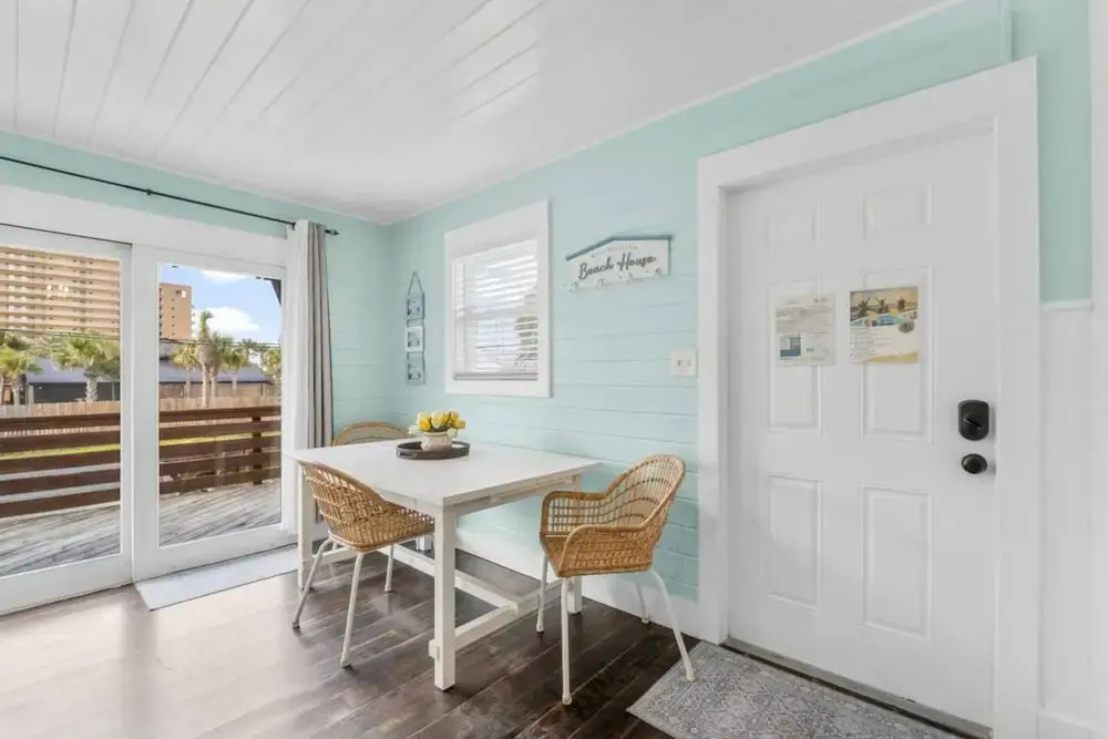 Newly Renovated 2 Bedroom Beach House Free Parking