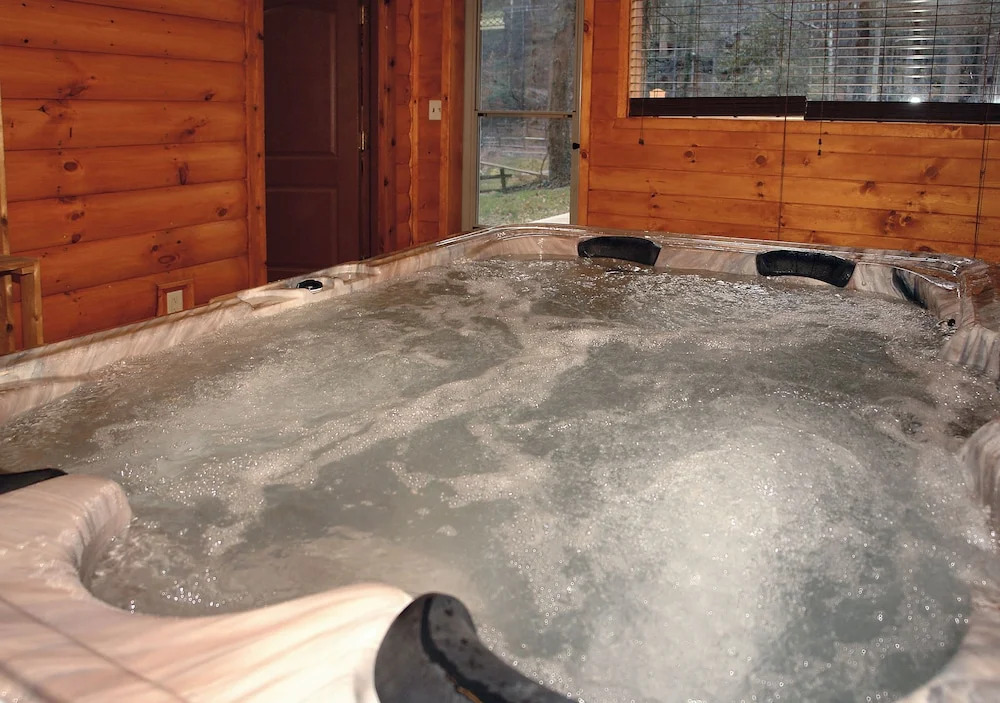 Laurel Manor Close To Downtown 4 Bed Rooms Hot Tub And Fire Pit