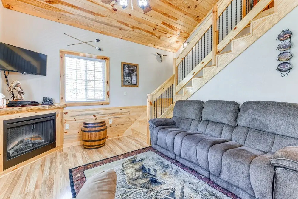 Hillside Cabin + Grill - Near Smoky Mountains