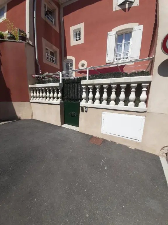 MAISON 100 M2, Terrasse 25 m2, Clim, 3 chbs avec tv, parking