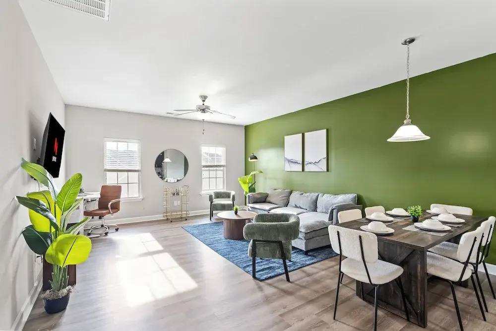 Upscale King 3BR Townhouse in Pineville