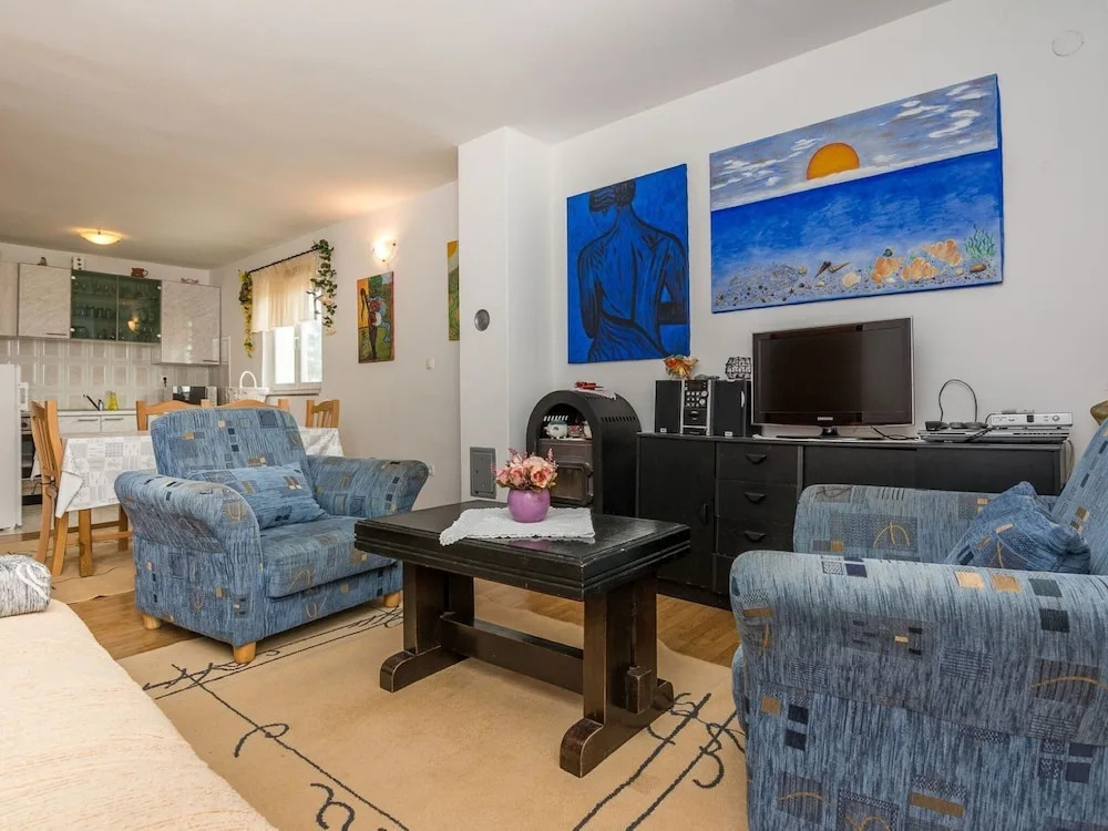 Vibrant Apartment in Vir near Sea