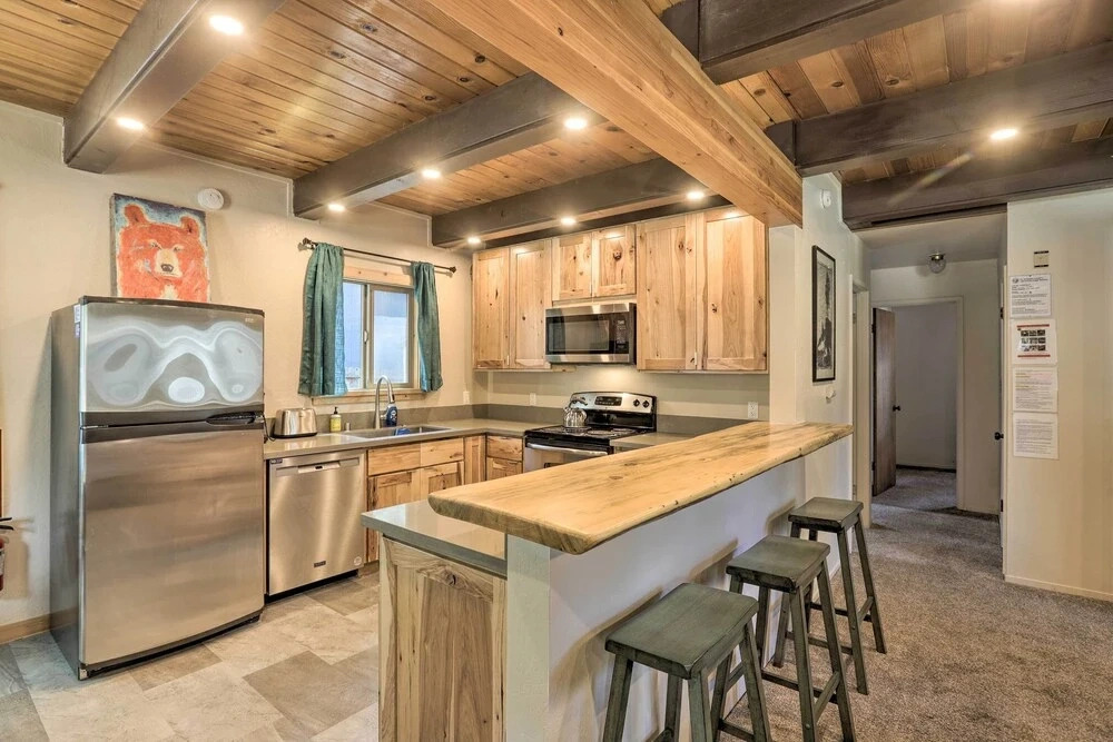 4-season Tahoe Hideaway: 1 Block to Biking!