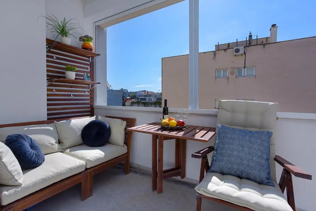 Deluxe City Center Blue Apartment