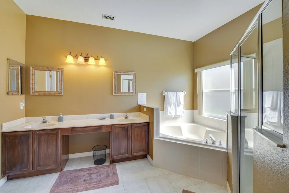 Lake-View Escape w/ Lanai in Kissimmee