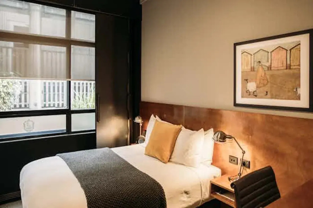 King and Queen Hotel Suites