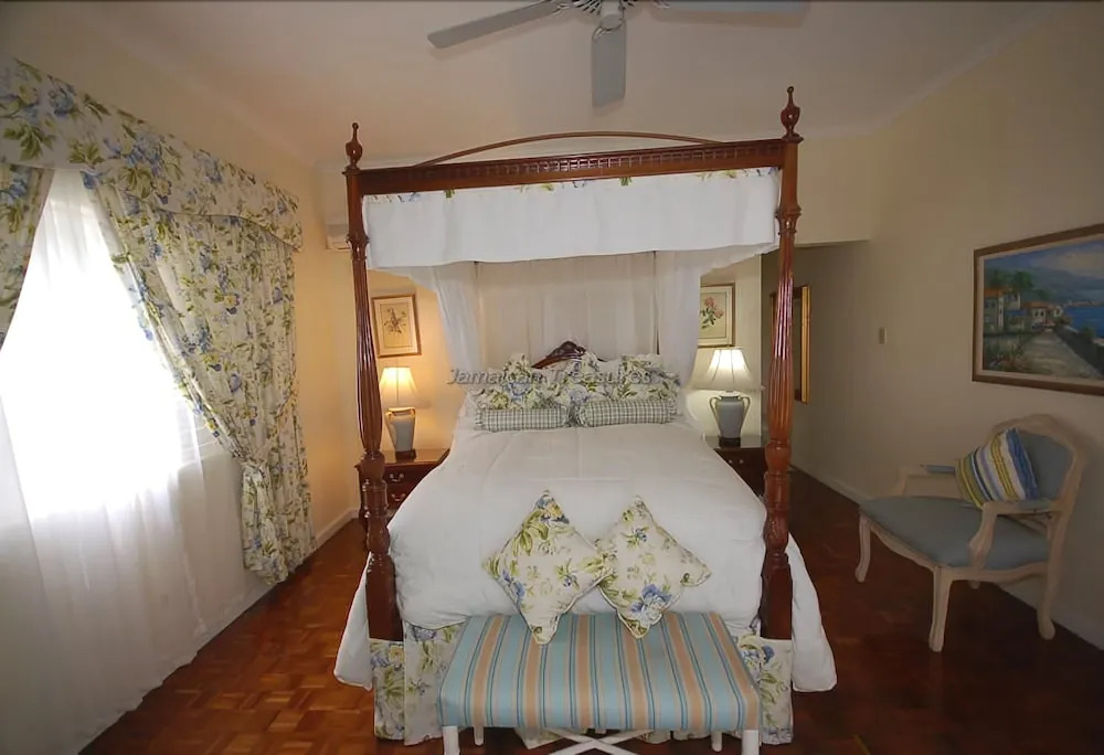 Stoneaway, 6BR by Jamaican Treasures