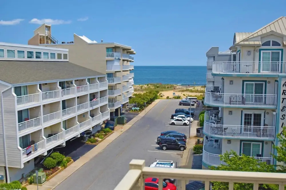 Jada 4H 1 Bedroom Condo by RedAwning