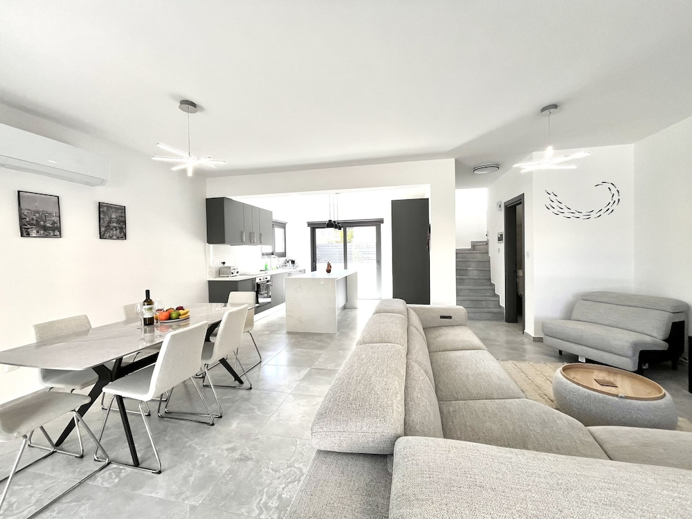 148 LIM - Stay Lumiere House