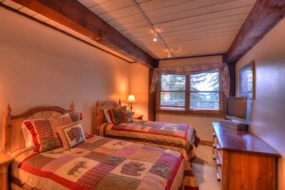 Comfortable And Convenient Ski In, Ski Out 4 Bedroom Condo In Snowmass Village