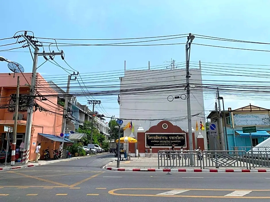 Achcha hotel - itsaraphap MRT station - Wat Arun