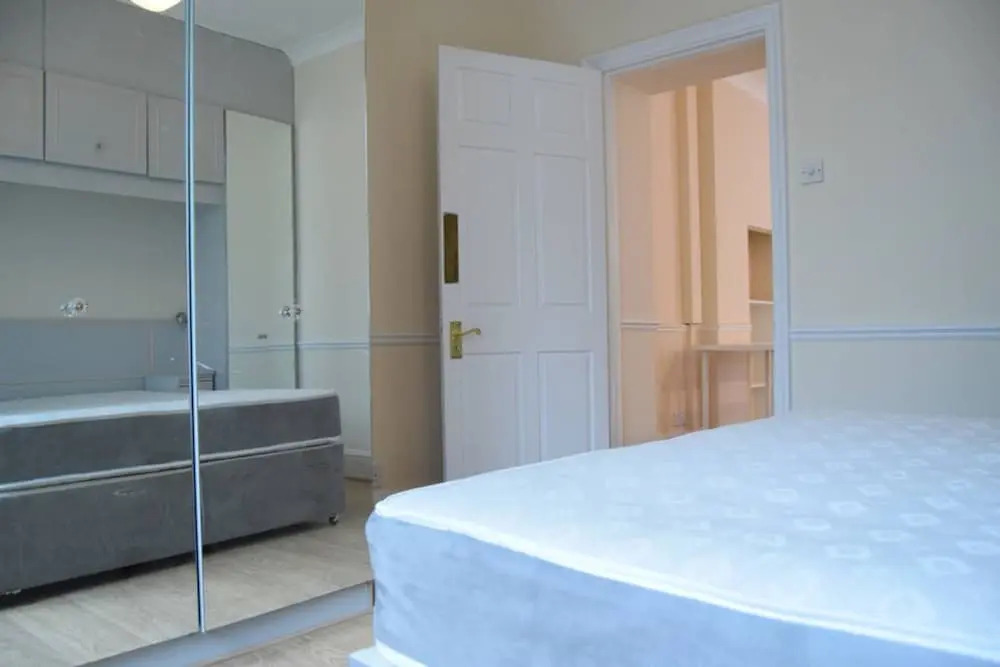 3 Bedroom Bayswater Flat