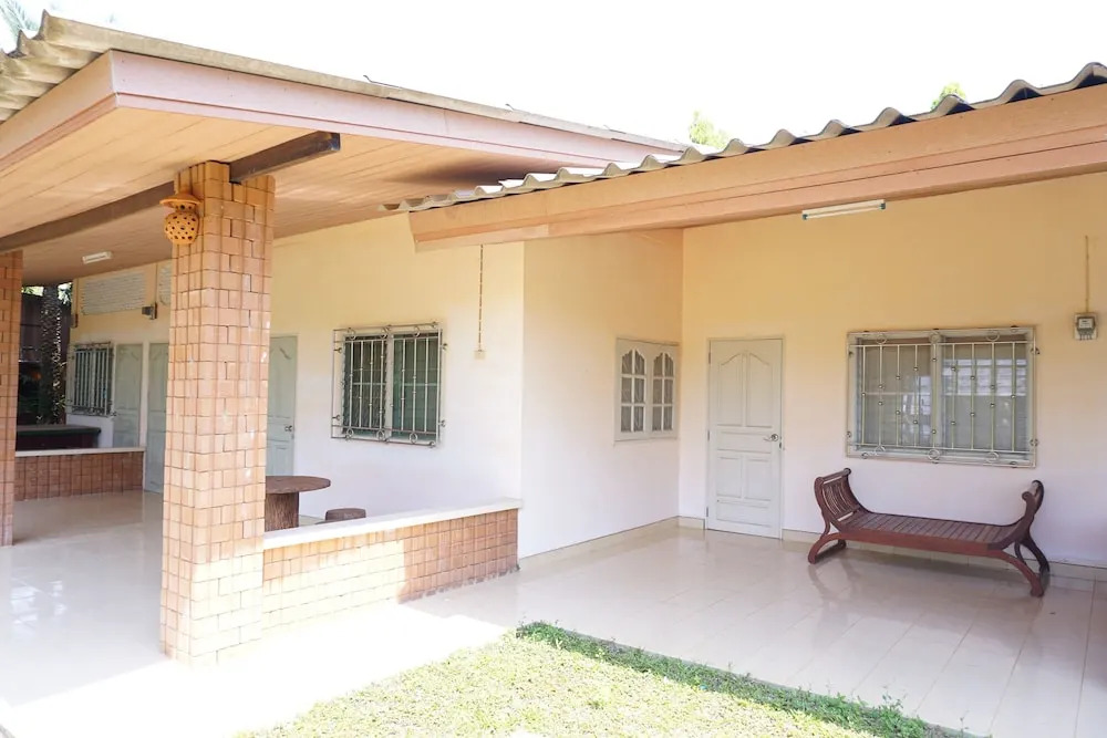 Na Thammachart Hotel