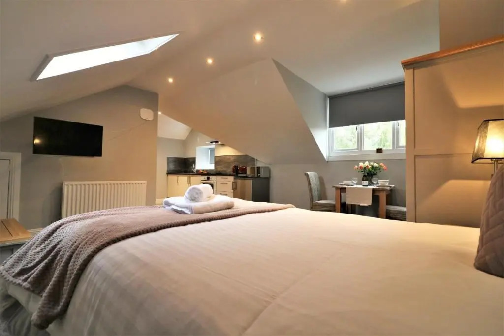 Signature - Linden Cottage Room 3