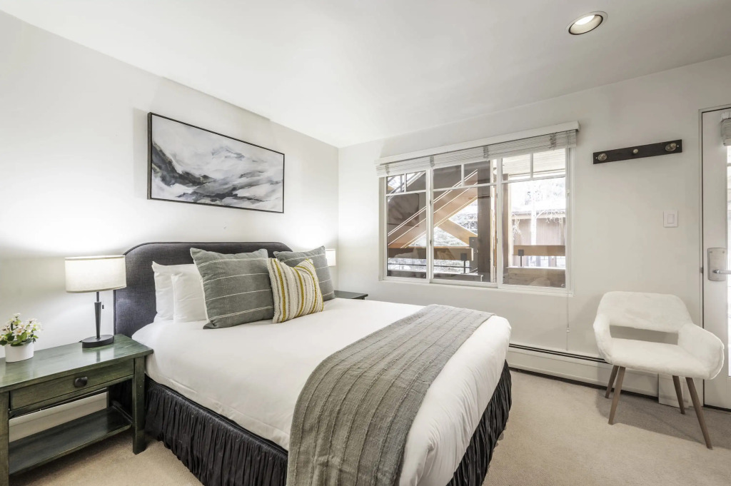 2 BR 3BA Condo - AC, Heated Pool, Walk to Town