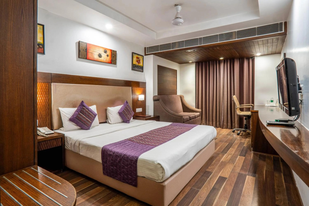 Hotel Le Roi Near New Delhi Railway Station