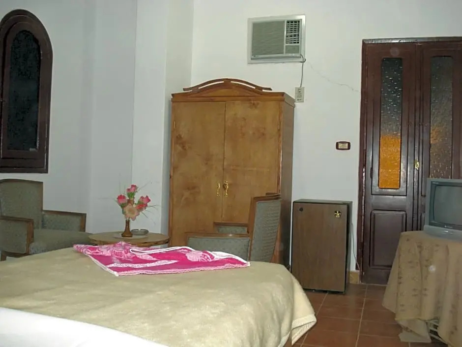 Western Desert Hotel & Safari