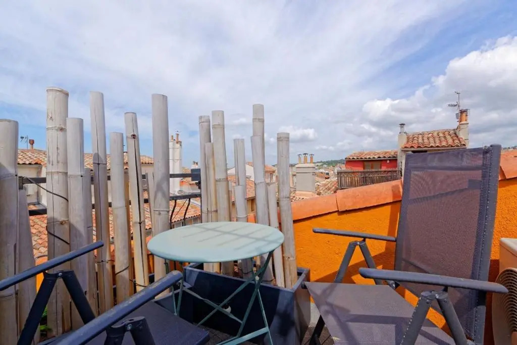 Air-conditioned duplex apartment with furnished terrace in the city center