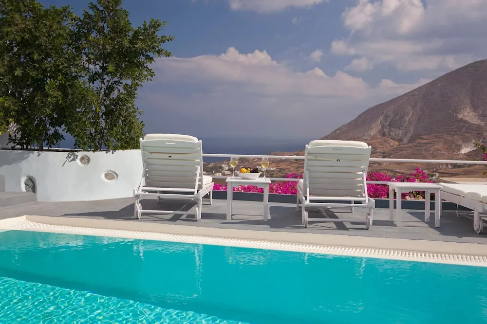 Pyrgos 3-Bed Villa Sleeps 8 with Pool and AirCon