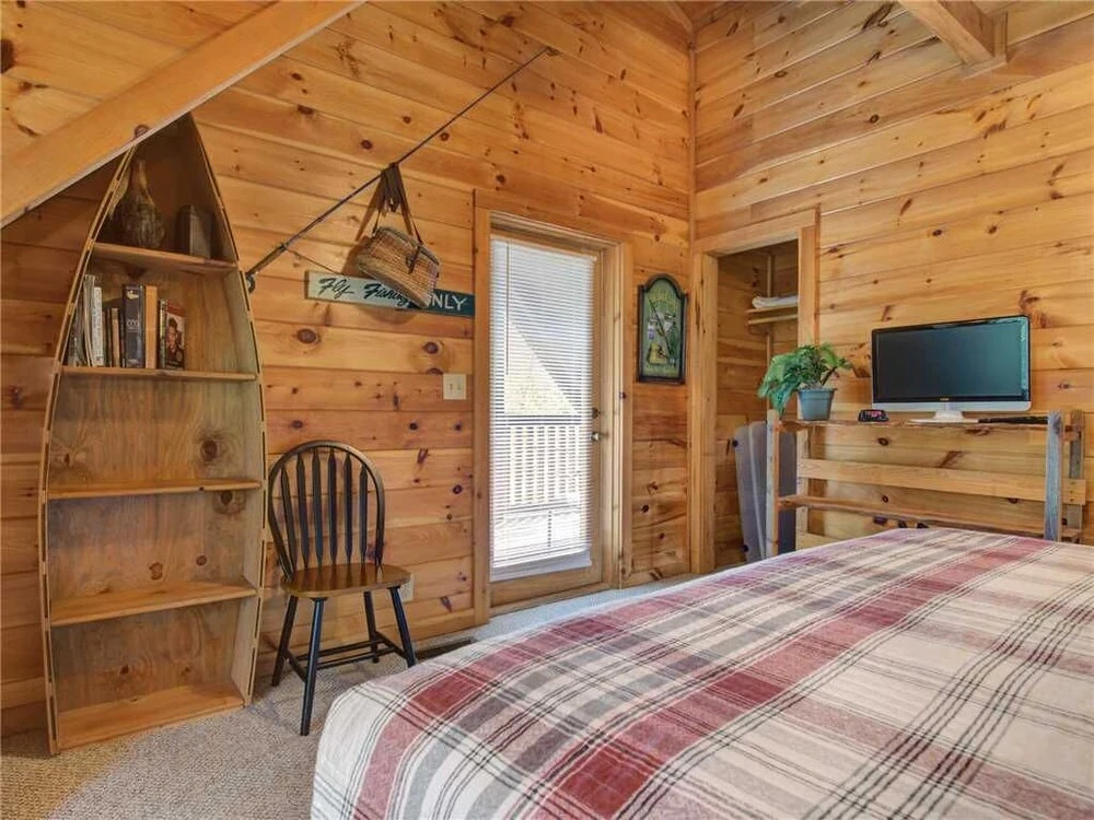 Wilderness Theater and Lodge 3 Bedroom Home with Hot Tub