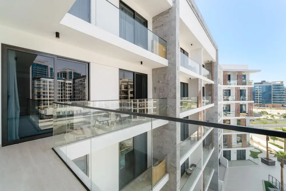 Luxurious 1 Bedroom Retreat With Pool gym and Game