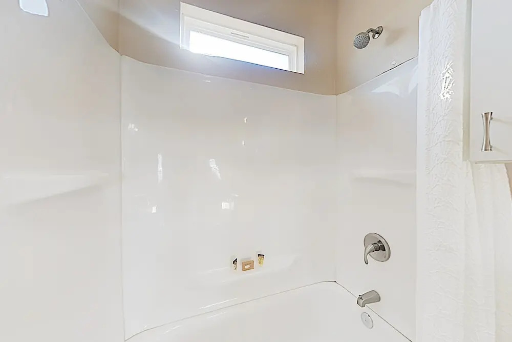 3326 Tx-35 Bus Home - 2 Br home by RedAwning