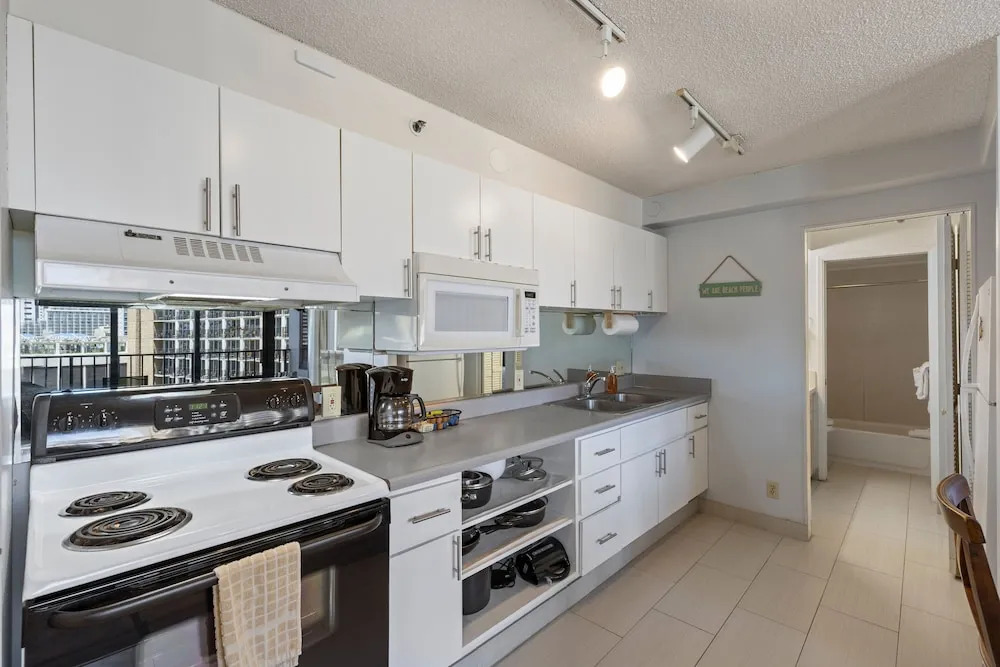 Deluxe Garden View Waikiki Banyan, Free Parking by Koko Resort Vacation Rentals
