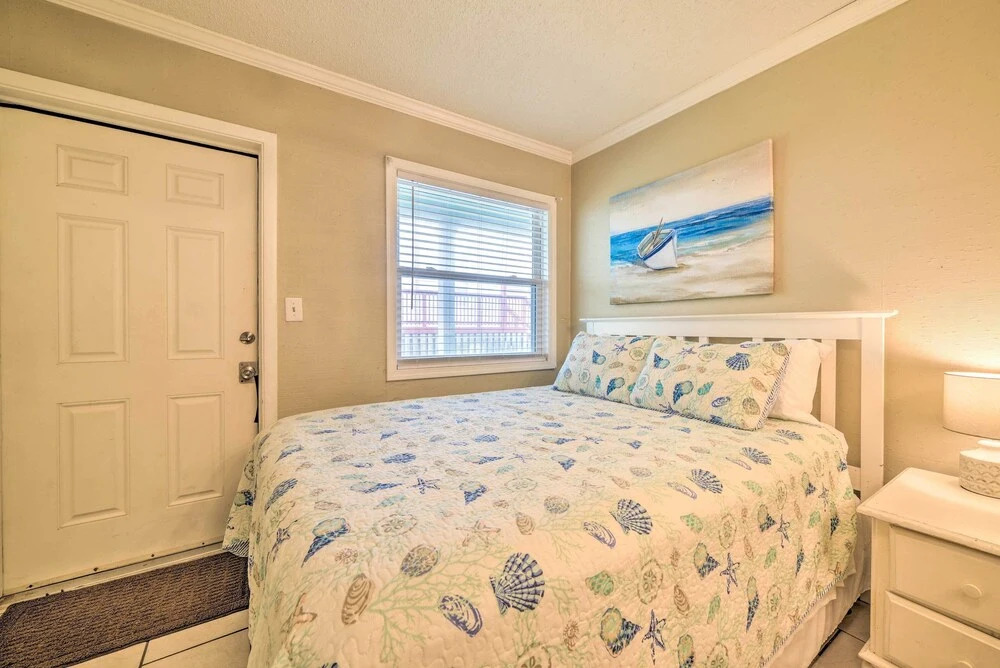 Beachfront PCB Studio: Pool, Patio & Deck Access!