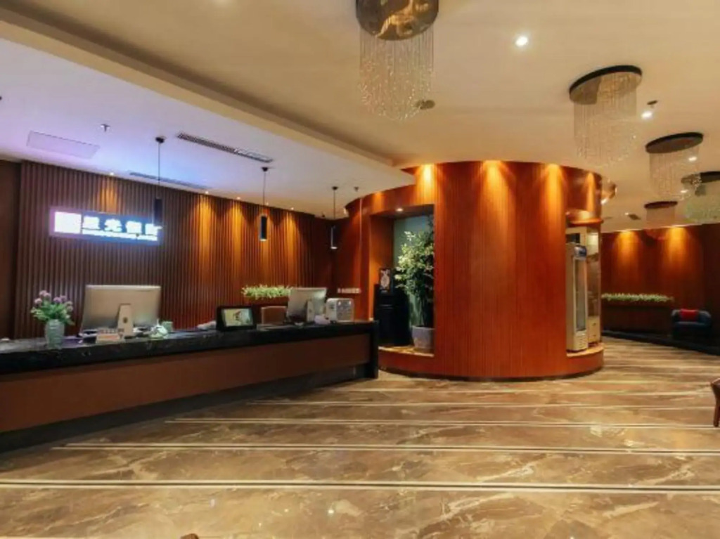 Starlight Holiday Hotel (Zhengzhou Erqi Square Dongda Street Subway Station Branch)