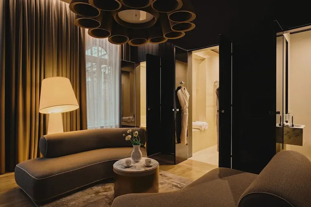 Hotel Blow Up Hall